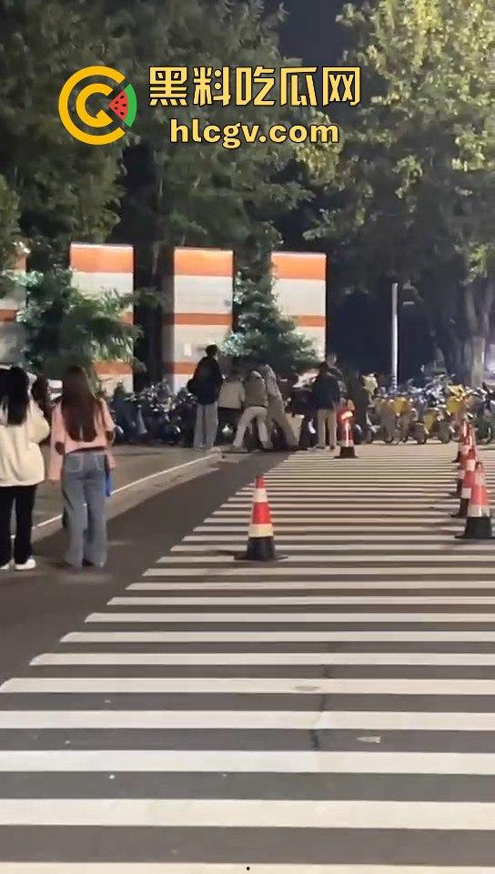 南京纯爱战士破防崩溃！女友当街绿他还装绿茶跑路，吃瓜群众围观纯爱破裂全程记录！-4
