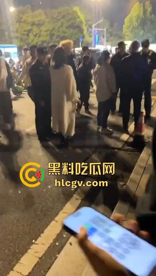 南京纯爱战士破防崩溃！女友当街绿他还装绿茶跑路，吃瓜群众围观纯爱破裂全程记录！-8