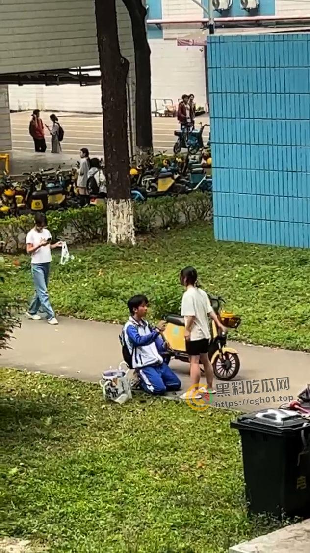 华南农业大学大瓜！高中生小男友跪宿舍楼下求原谅 被大学女友狂扇巴掌 吃瓜现场直达-6