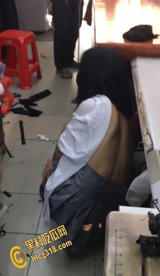 超大胆御姐直接在沙滩商场，各种人多的地方全裸露出全裸，让大爷直接量胸围做衣服真牛逼啊！！！-5