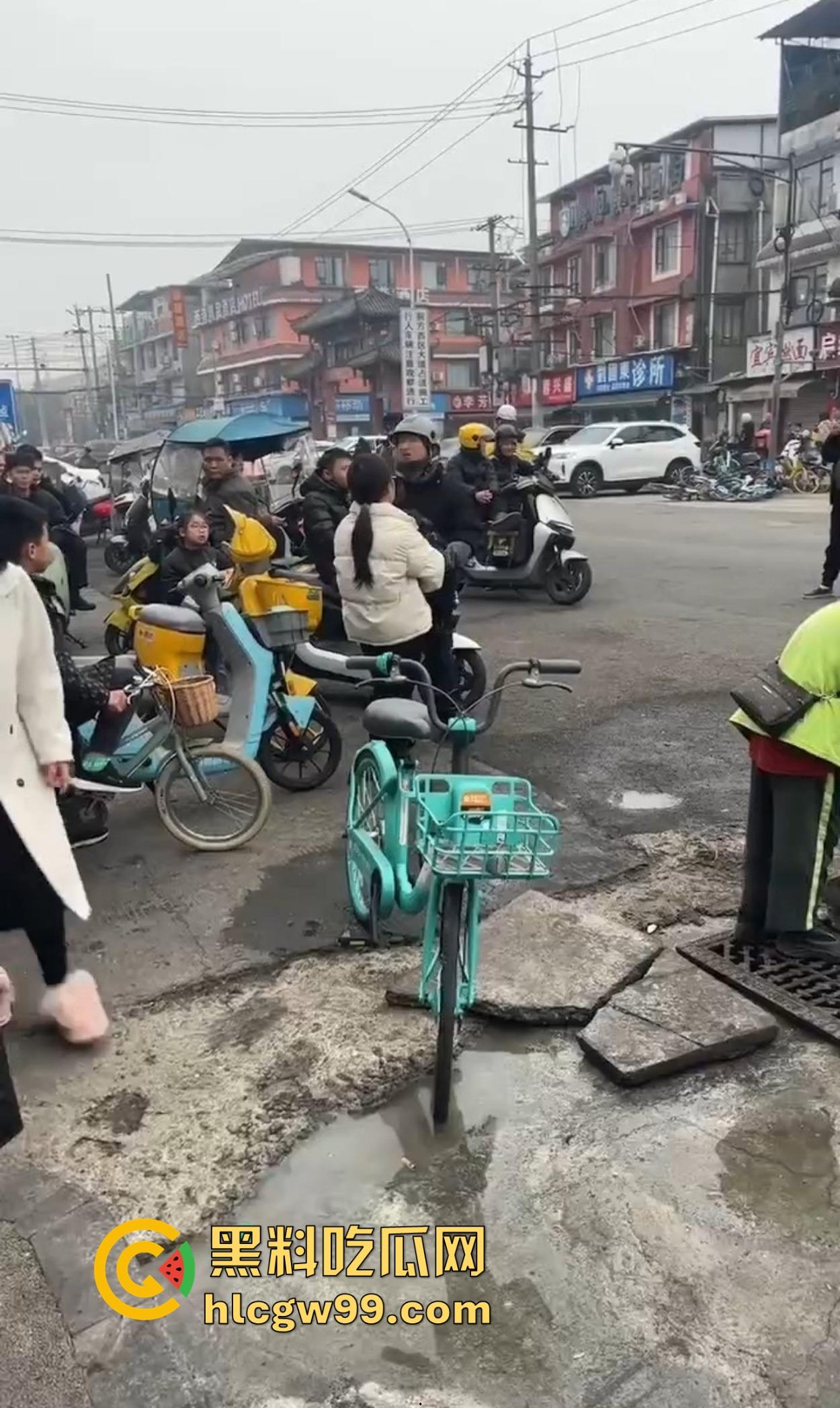 成都犀浦镇上演追债奇葩戏码 欠钱女子扬言有钱也不还 被堵街头债主开骂成rap歌手！-4