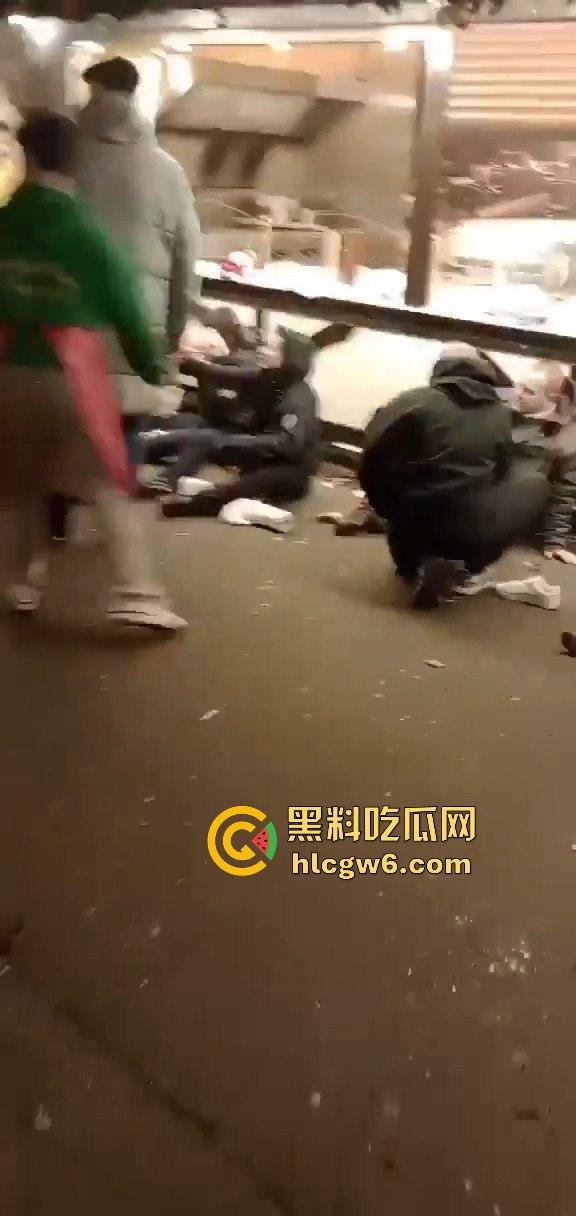 德国马格德堡发生车祸，一辆宝马车直撞向人群，疑似恐怖袭击！！-5