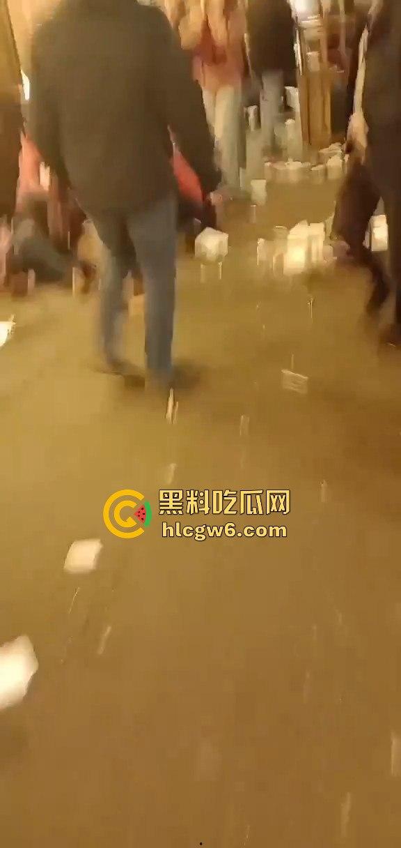 德国马格德堡发生车祸，一辆宝马车直撞向人群，疑似恐怖袭击！！-13