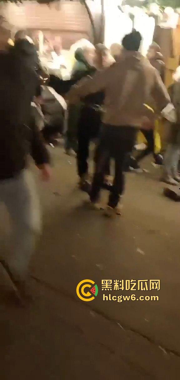 德国马格德堡发生车祸，一辆宝马车直撞向人群，疑似恐怖袭击！！-14