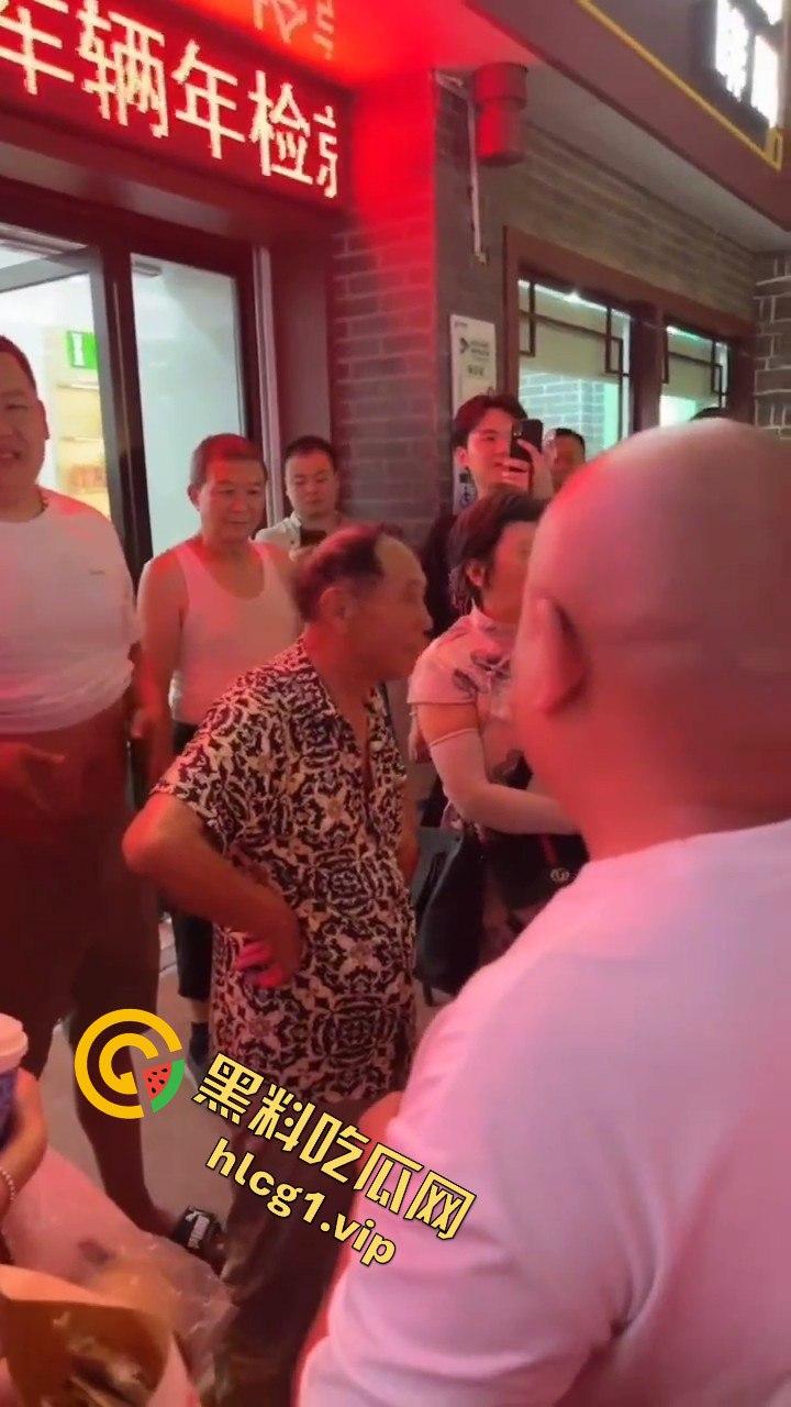 襄阳古城老爷子大庭广众下摸女孩隐私部位，还狂言摸一千个人都没人能管我！-5