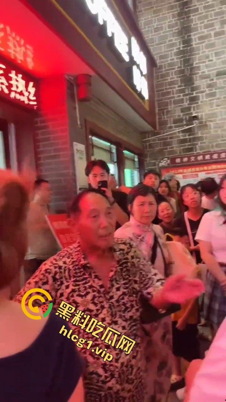 襄阳古城老爷子大庭广众下摸女孩隐私部位，还狂言摸一千个人都没人能管我！-7