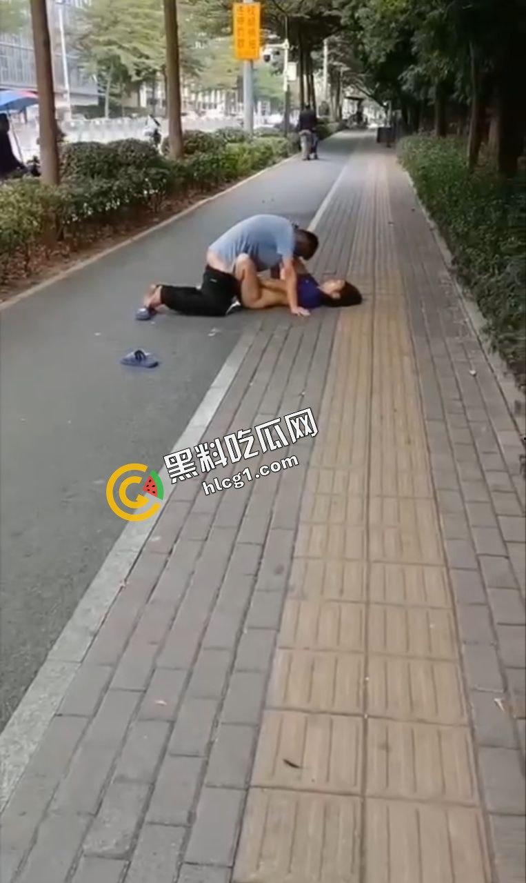 贵州遵义 一对饥渴中年夫妇寻刺激 街边脱衣直接开操 旁边大哥一直笑-1