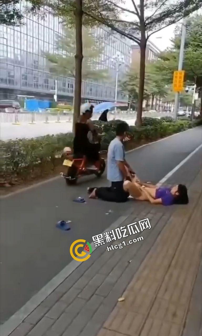 贵州遵义 一对饥渴中年夫妇寻刺激 街边脱衣直接开操 旁边大哥一直笑-4