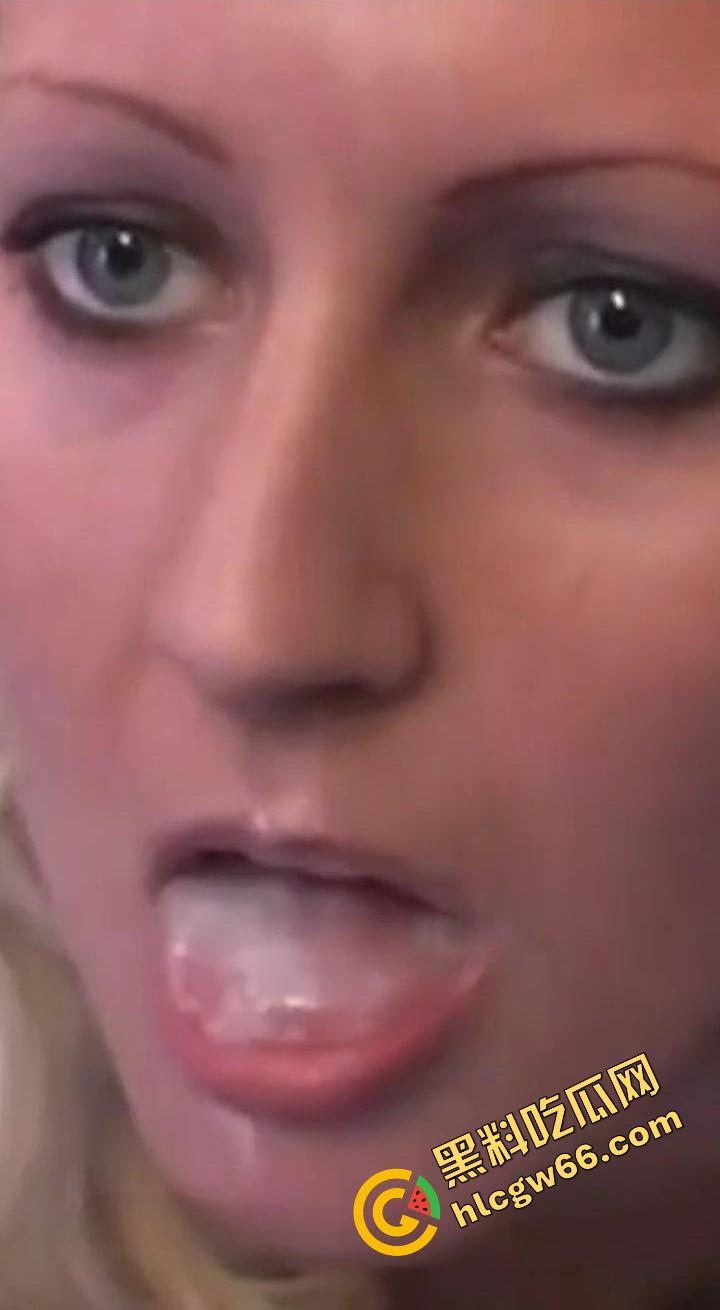 欧美重口白带美食家舀自己骚逼白带吃，勺子插屄里挖得恶心炸裂，贱货还吃得香得很呢！-10