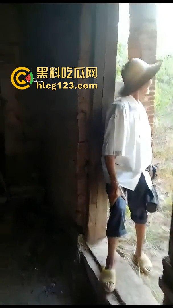 村里来了个黑人，大爷们竟然让痴呆女去陪操！破屋里全程直播，跟看真人重口味A片一样！-6