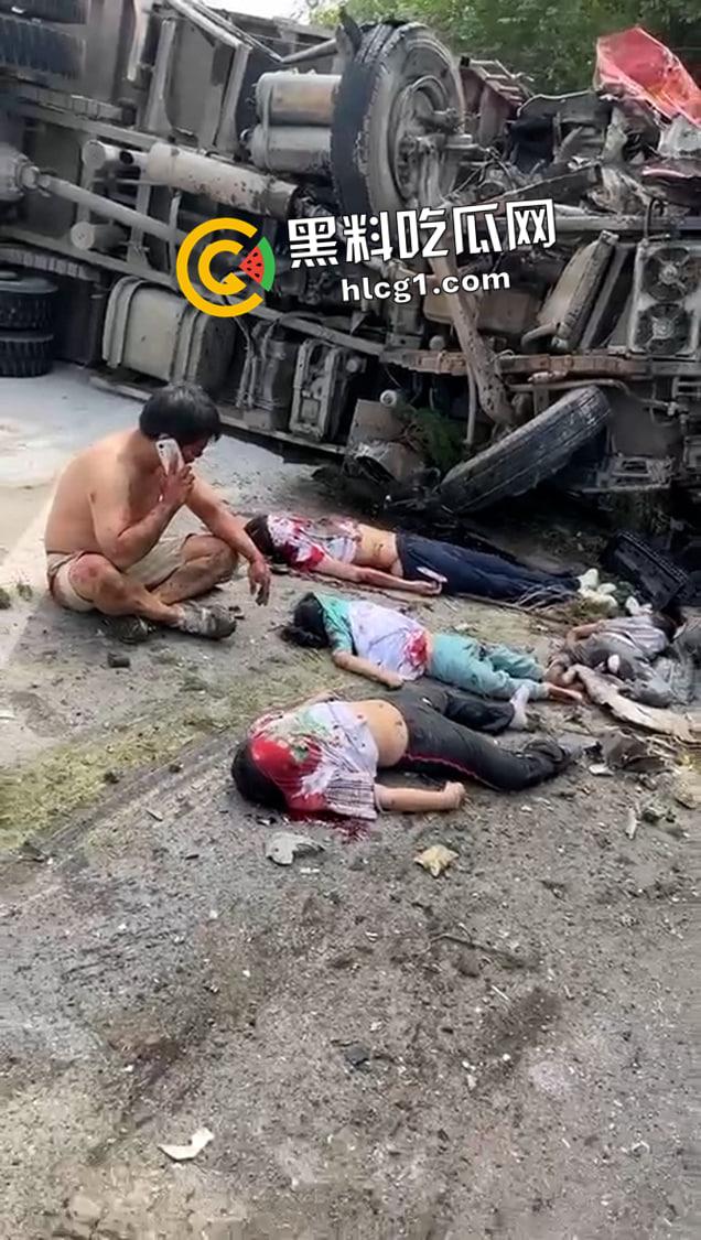 猛男崩溃！男子开车与货车相撞 一家老小当场死亡 尸体摆满一地 话都说不清了-1
