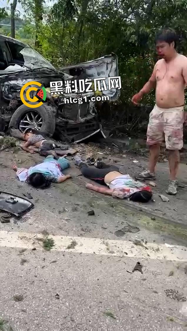 猛男崩溃！男子开车与货车相撞 一家老小当场死亡 尸体摆满一地 话都说不清了-2