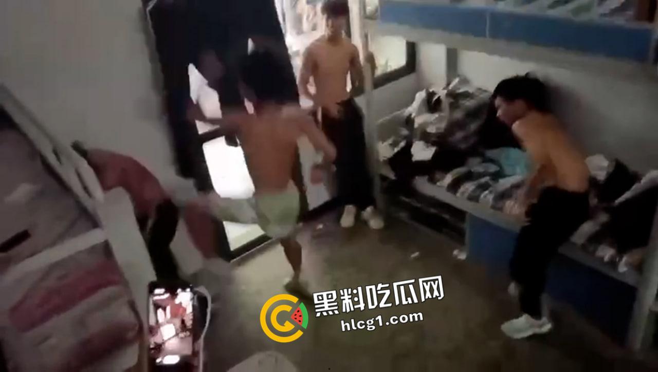 湖北宜都职教中心少年被霸凌现场视频 背都被抽烂了 殴打长达十几分钟 全是畜生啊-2