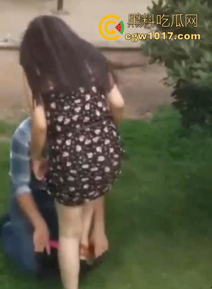 海外优雅绅士大白天上演草坪舔逼！从来没见过如此嚣张饥渴的老外，敞开双腿按着男主的头猛擦，离谱又刺激！-7