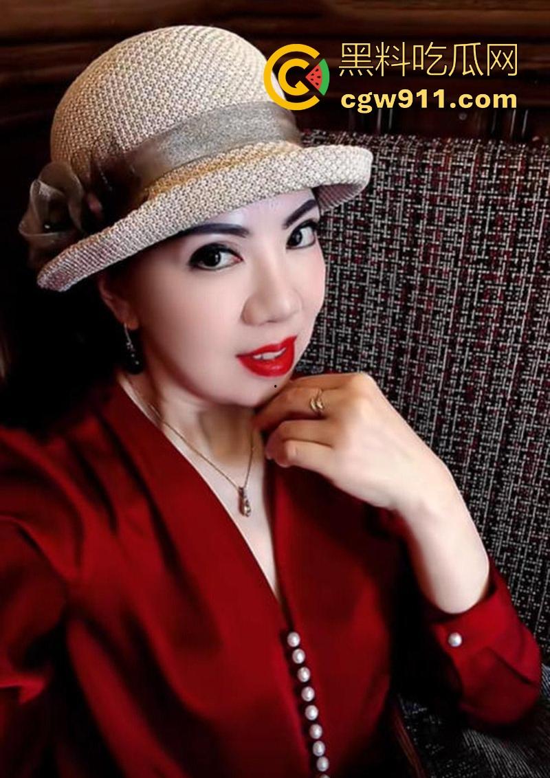 抖音熟女网红【中年妖精】中年龄圈的白雪公主，身穿情趣内衣被大屌无情撞击，无套内射结束战斗！-5