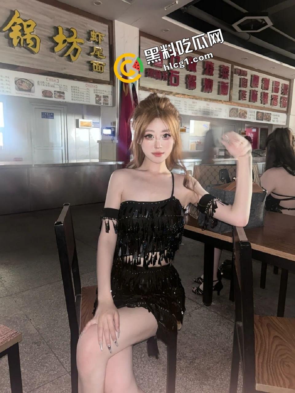 山西工商学院第二十七届校园文化艺术节交谊舞露奶事件 这奶子真想上台啃一口-1