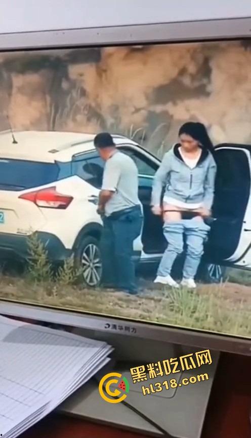 是谁家老婆穿着婚戒出来野战？裤衩还没脱就把逼贴车窗上了，屁股震得车报警器响个不停被监控拍下!-3