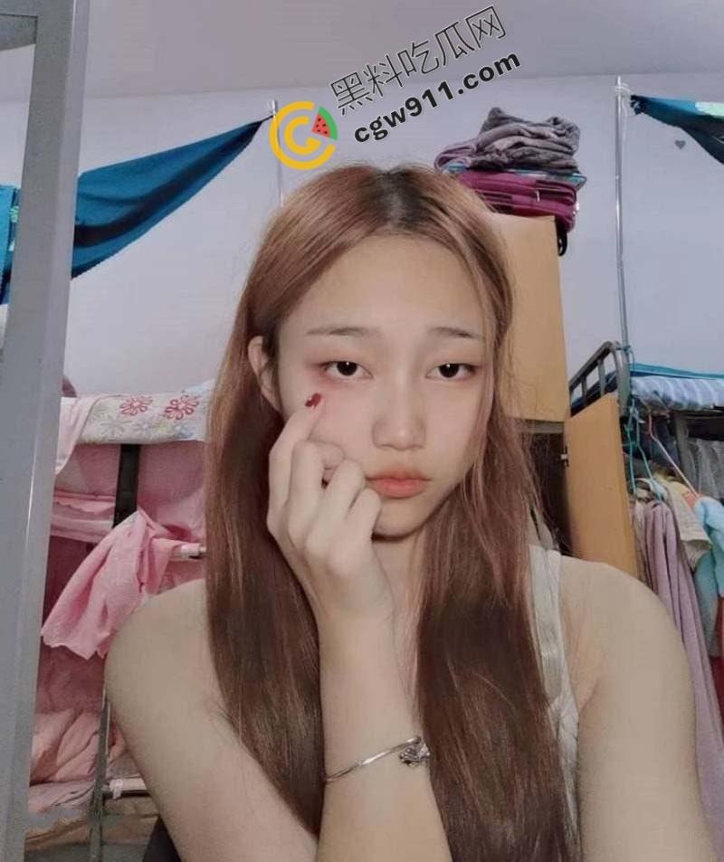 四川成都22岁高颜值厂妹下海卖逼，狂野床技让男子疯狂，丰满奶子，露脸口交，尽享极致快感！-1