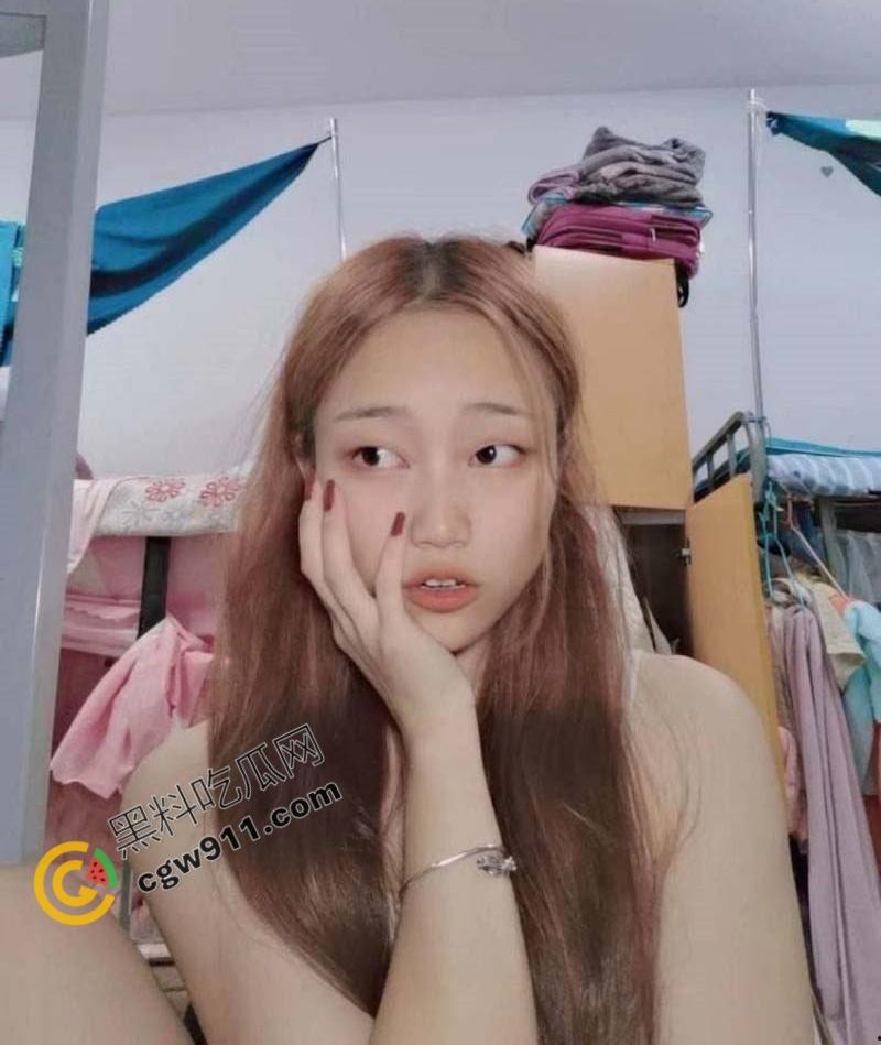 四川成都22岁高颜值厂妹下海卖逼，狂野床技让男子疯狂，丰满奶子，露脸口交，尽享极致快感！-3