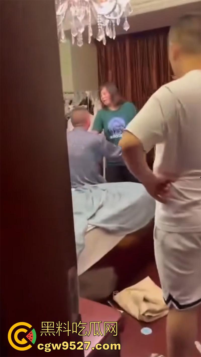 带人捉奸竟将自己抓走，女子发现老公出轨，带家人现场捉奸，疯狂殴打小三，结果警察到了竟把她抓了！-1