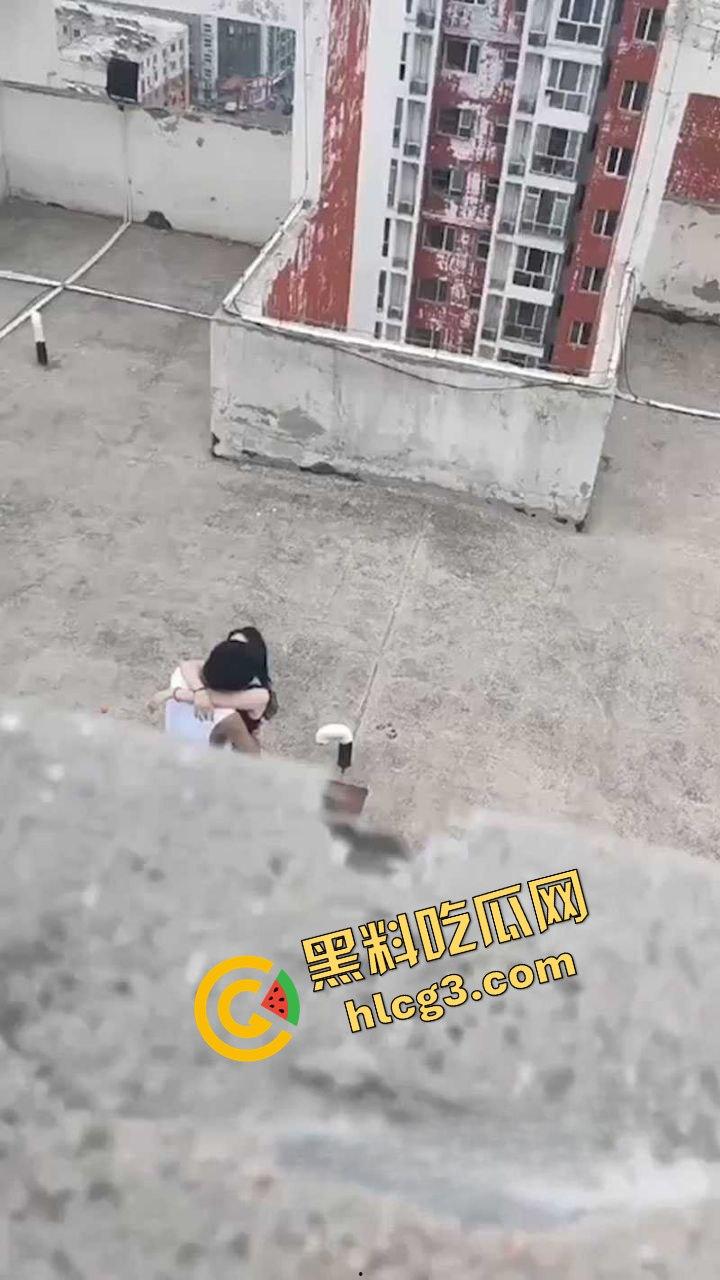 露天野战！河北保定凤翔园小区饥渴骚货『王家宁』与男友楼顶口爆后入 偷拍视频曝光！-6