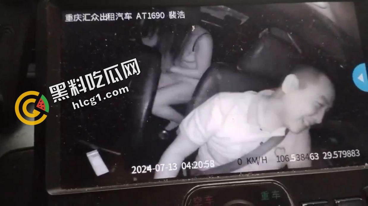 炸裂大瓜！重庆汇众出租车司机裴浩 猥亵两名女子 摸一下胸抵车费 为博人眼球 将视频上传网络 被警方逮捕-5