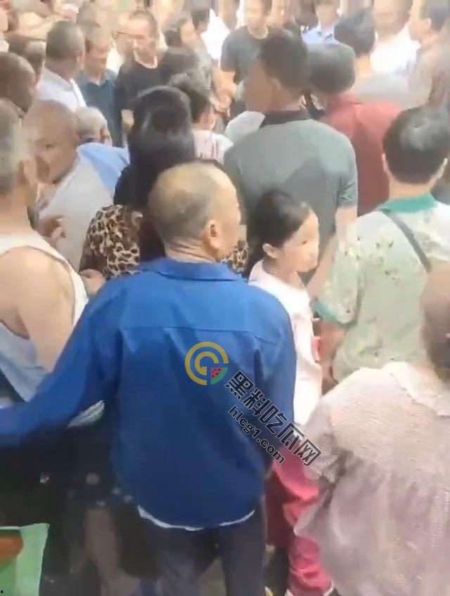 自贡富顺县板桥镇,为100元两混混大打出手,冲突升级拔刀相向,惨烈斗殴致一人丧命!-2