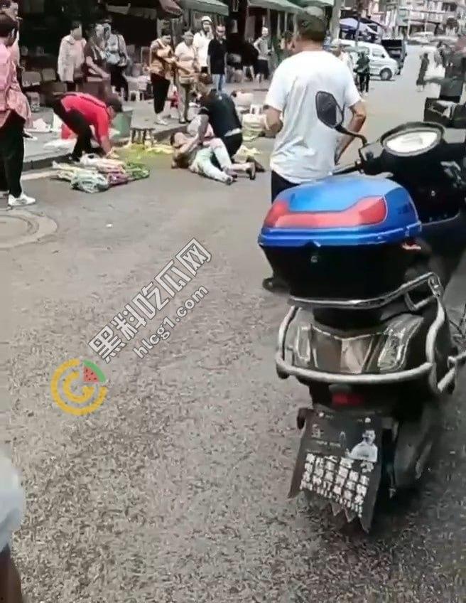 自贡富顺县板桥镇,为100元两混混大打出手,冲突升级拔刀相向,惨烈斗殴致一人丧命!-3