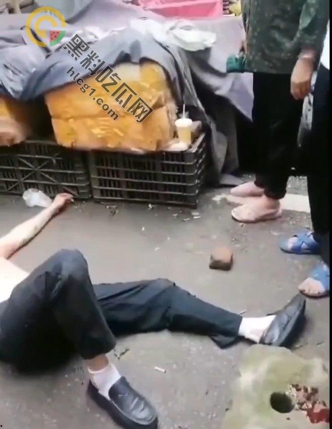 自贡富顺县板桥镇,为100元两混混大打出手,冲突升级拔刀相向,惨烈斗殴致一人丧命!-5