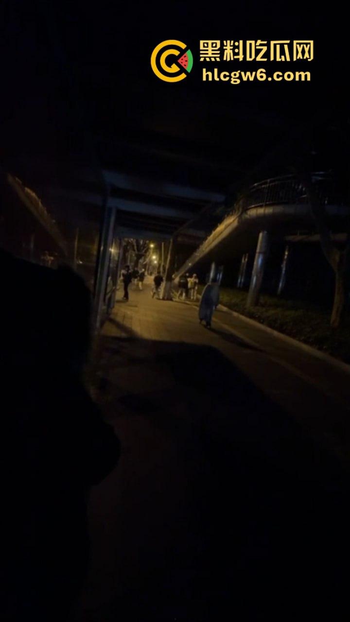 玩大了!江西南昌毛头小伙街头拼刀 装逼青年情绪失控砍断对方手劈 现场血腥视频流出人还挺淡定?-1