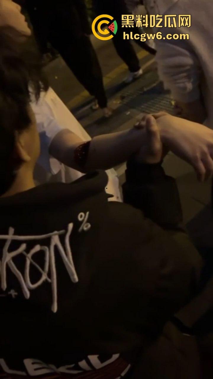 玩大了!江西南昌毛头小伙街头拼刀 装逼青年情绪失控砍断对方手劈 现场血腥视频流出人还挺淡定?-2