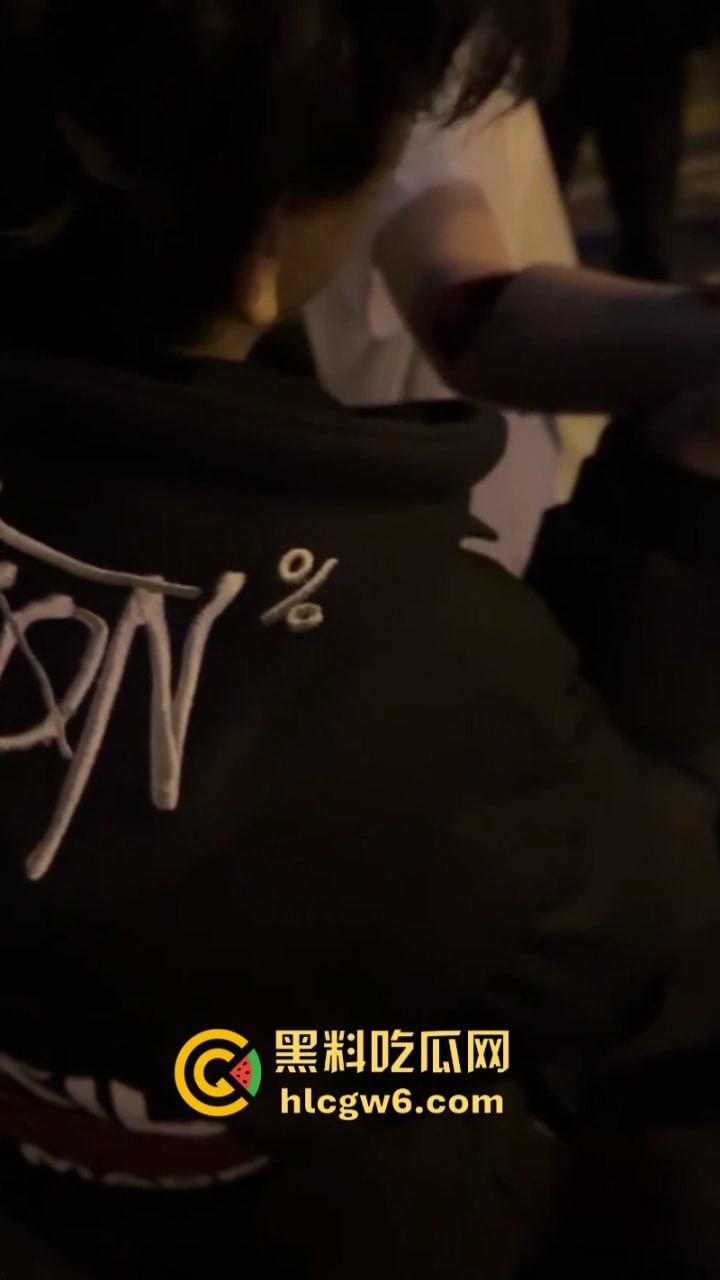 玩大了!江西南昌毛头小伙街头拼刀 装逼青年情绪失控砍断对方手劈 现场血腥视频流出人还挺淡定?-4