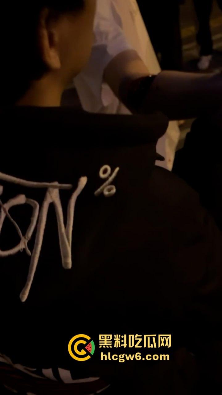 玩大了!江西南昌毛头小伙街头拼刀 装逼青年情绪失控砍断对方手劈 现场血腥视频流出人还挺淡定?-6