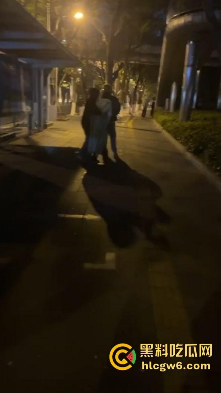 玩大了!江西南昌毛头小伙街头拼刀 装逼青年情绪失控砍断对方手劈 现场血腥视频流出人还挺淡定?-8