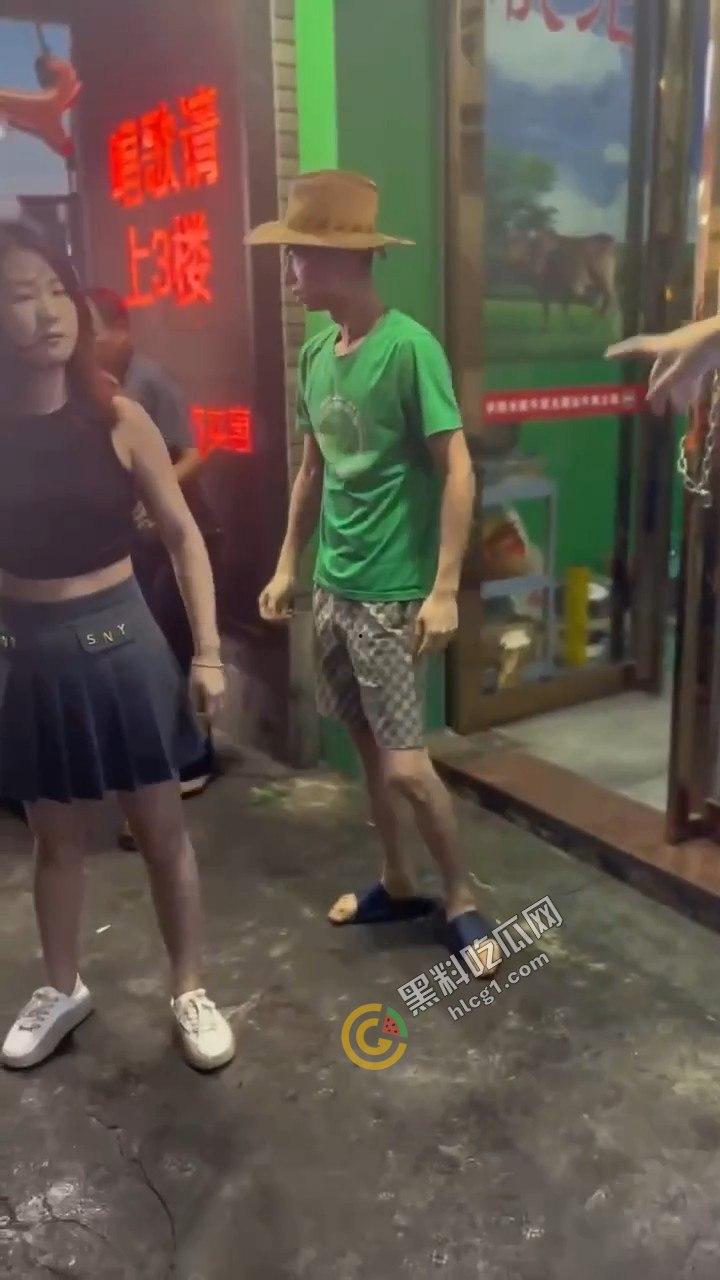 夜市吃宵夜竟引爆街头暴力!大爷挥菜刀怒斗,口角演变肢体冲突,市民目睹惊骇!-1