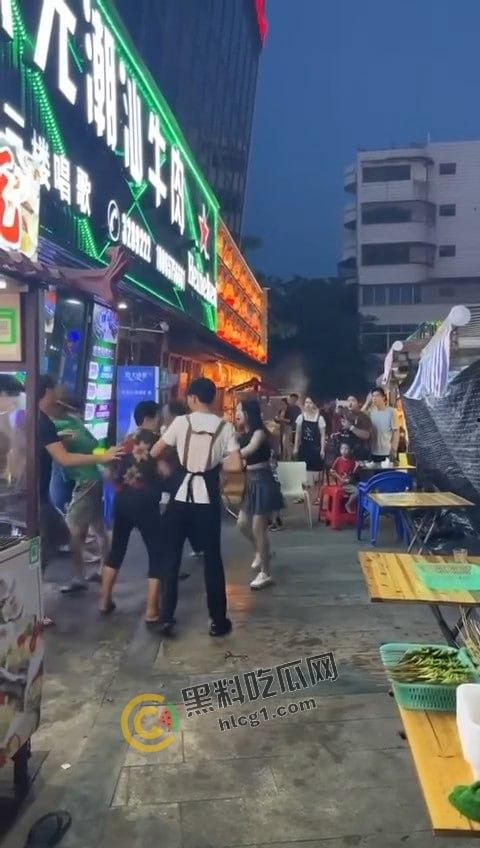 夜市吃宵夜竟引爆街头暴力!大爷挥菜刀怒斗,口角演变肢体冲突,市民目睹惊骇!-2