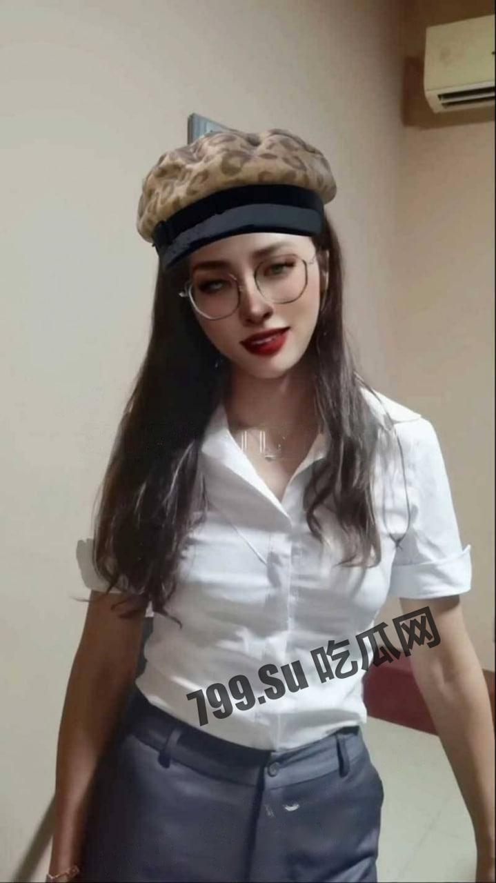 推特网红 绿帽淫妻 小鲸鱼 高跟鞋西装裤 + 黑色情趣开档丝袜 假阳具插逼用脚给小鸡吧老公打飞机-5