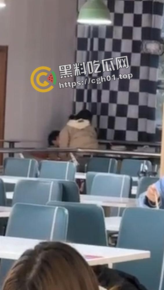 宿迁学院四号餐厅情侣餐桌做爱 女上忘我地蠕动 偷拍视频被流出-4