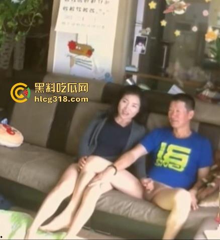 骚儿媳妇与公公不论恋情曝光,趁着儿子去上班在客厅就搞了起来,地板肏到沙发,老当力壮!-4