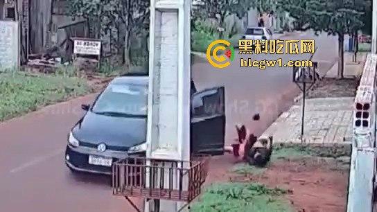 死侍附体的墨西哥硬汉！被车撞又挨两枪屁事没有，AK卡膛气得杀手怀疑人生，简直把杀手心态直接崩了！-7