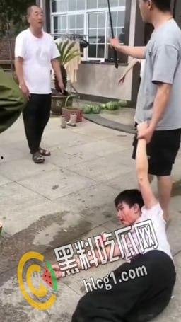 畜生行为!浙江海宁市周王庙镇 畜生孙子为了一个西瓜爆打奶奶 把奶奶打到浑身是血 倒地不起-1