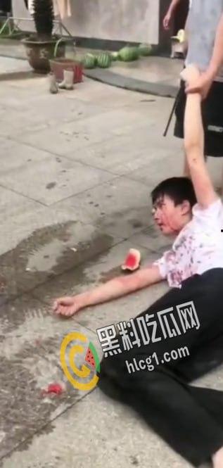 畜生行为!浙江海宁市周王庙镇 畜生孙子为了一个西瓜爆打奶奶 把奶奶打到浑身是血 倒地不起-7