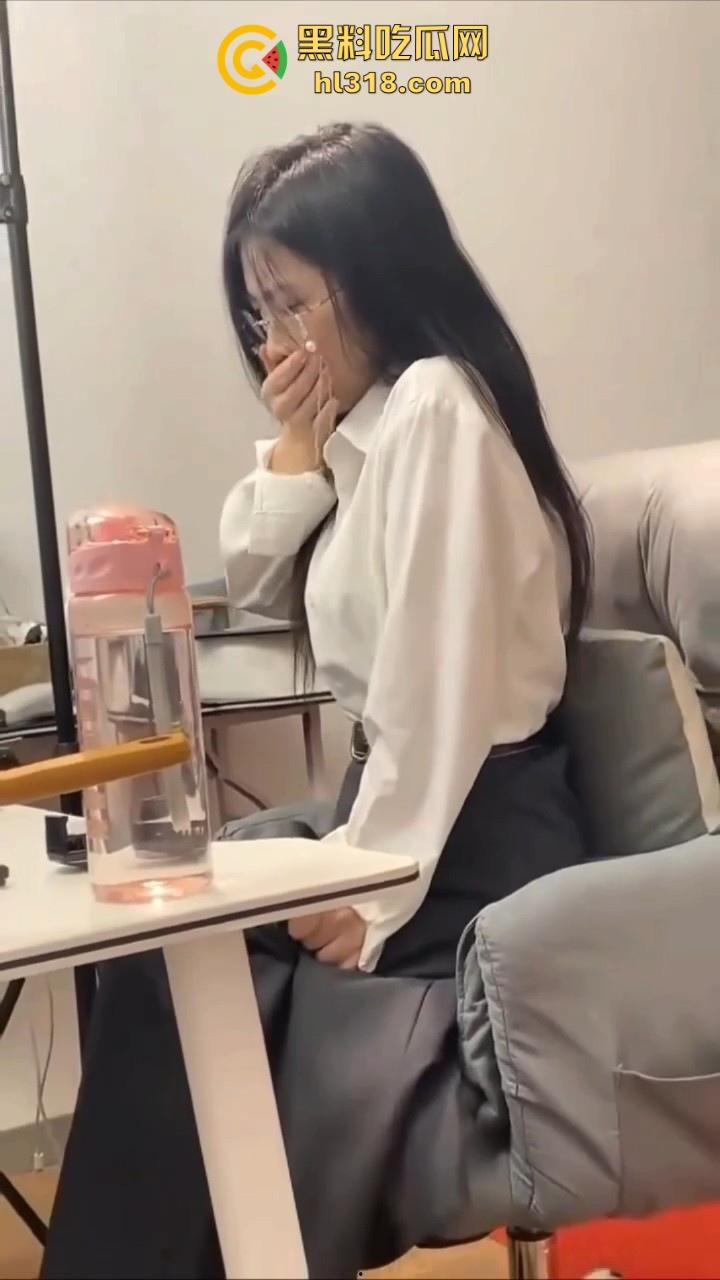 塞着跳蛋上班眼睛婊，下班后酒店火爆开操，无情打桩机猛插小穴狠狠的满足，高潮颤抖淫荡十足！-2