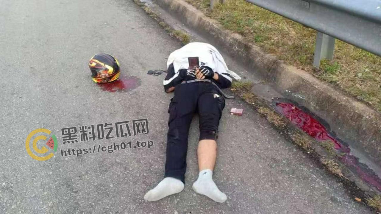 分头行动！男子骑摩托车玩手机被卡车冲撞 当场人头分离 现场血腥画面流出-4