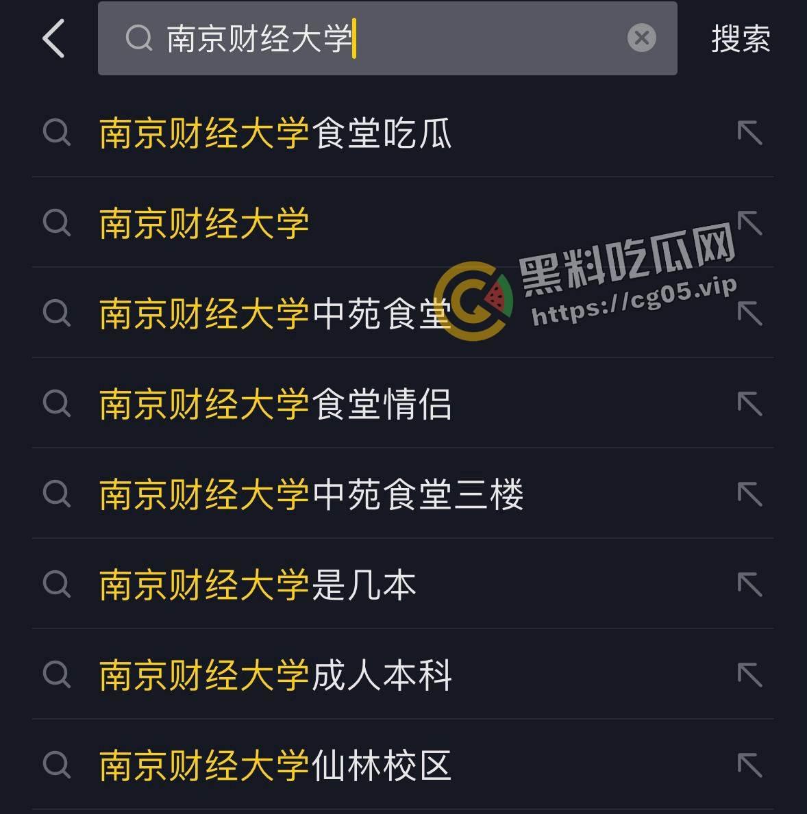 大学生真会玩!南京财经大学中苑食堂三楼 情侣在沙发上坐姿做爱被偷拍 不嫌害臊 还知道拿羽绒服挡一下-2