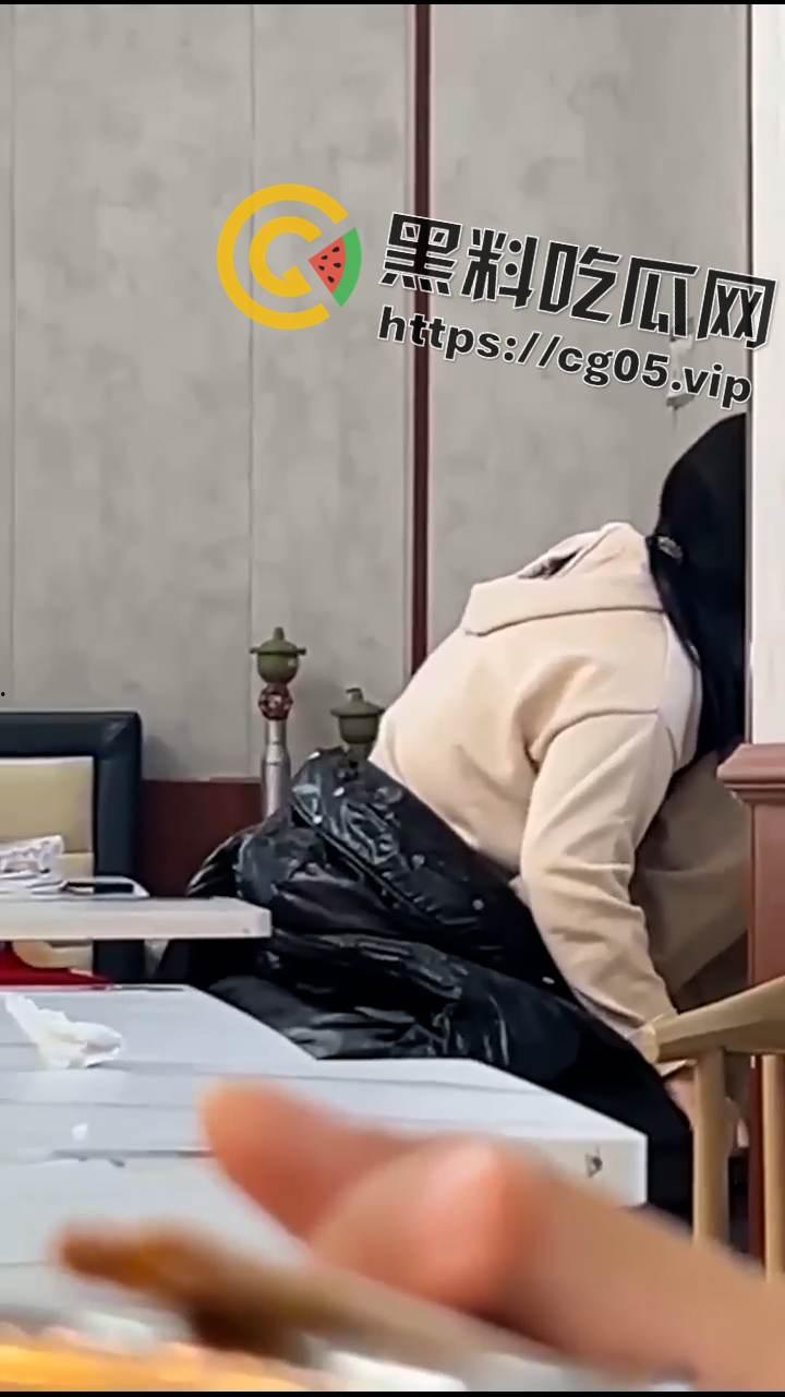 大学生真会玩!南京财经大学中苑食堂三楼 情侣在沙发上坐姿做爱被偷拍 不嫌害臊 还知道拿羽绒服挡一下-5