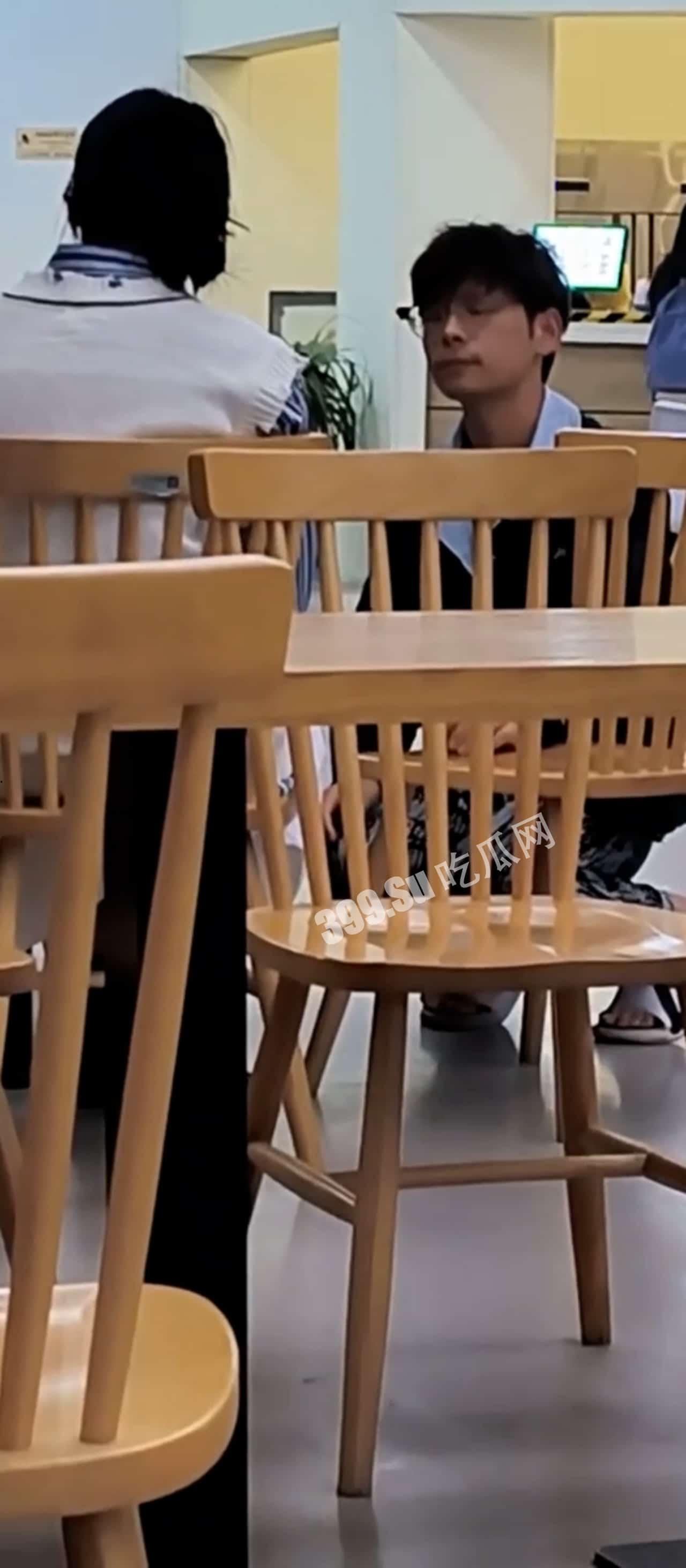 某校海王翻车 #渣男 跪地求饶自扇耳光 全校围观下 女生起身狂抽渣男嘴巴子-1