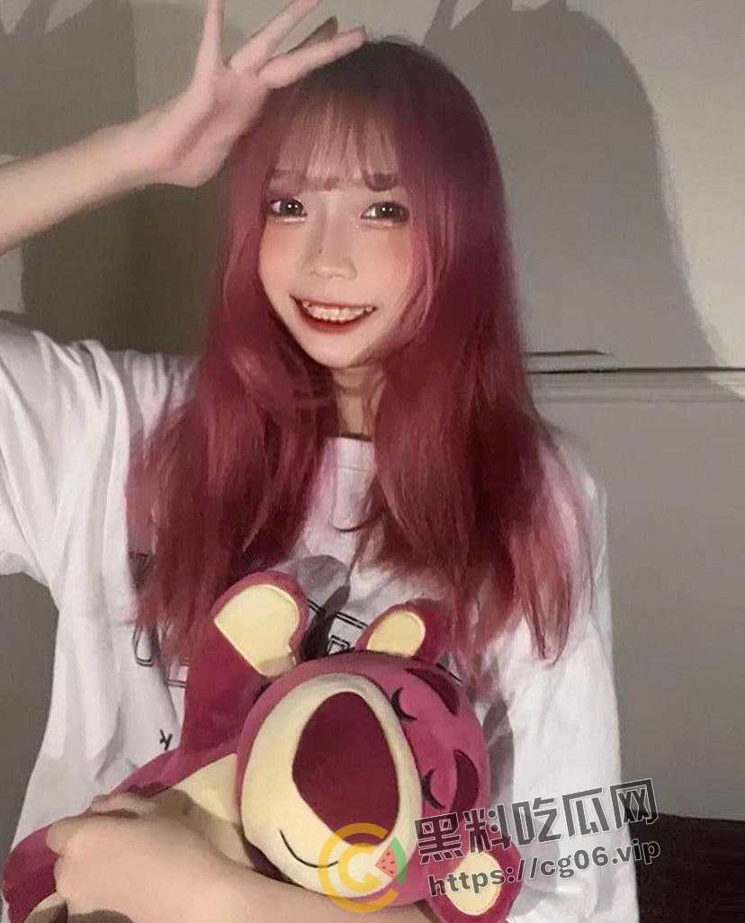 广东科技大学大一新生  粉头发的妹妹 追着体育生学长求草 主动要求录像 颜值风骚一顶一的棒-2