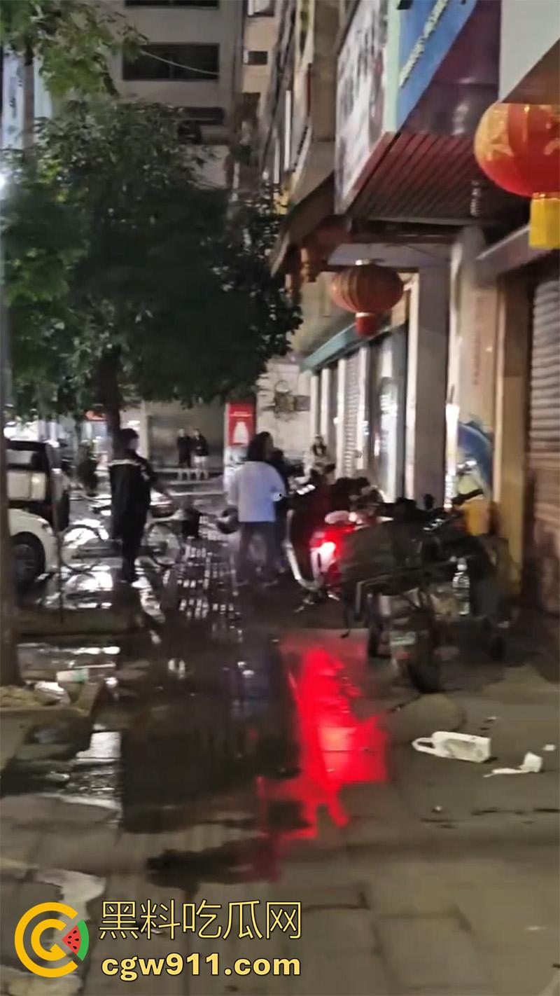 四川简阳挥刀砍人事件,儿子发现女友被老爸操了,带妈妈去捉奸,争吵中抄其附近饭店菜刀砍人!-2