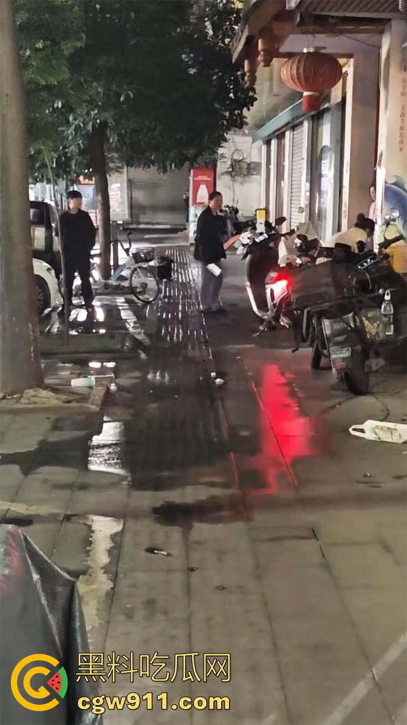 四川简阳挥刀砍人事件,儿子发现女友被老爸操了,带妈妈去捉奸,争吵中抄其附近饭店菜刀砍人!-3